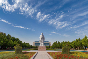 山东中医药大学成人高考校园雕塑