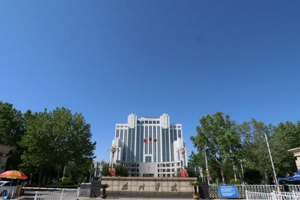 德州学院成人高考学校大门