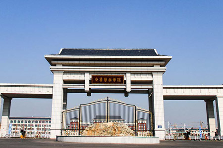 齐鲁医药学院成人高考学校门口