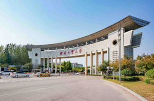 �ӱ���ҵ��ѧӢ����У���ʱ��ƿγ�2+2��Ŀ��������