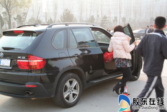 宝马载美女吸引了不少考生目光 宝马载美女吸引了不少考生目光