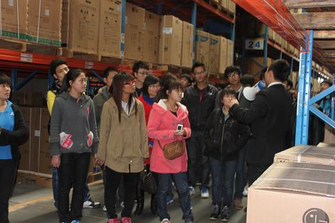 北京翻译研修学院师生代表参观考察苏宁集团总