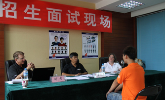 西安航空旅游学院面试考飞行员的学生