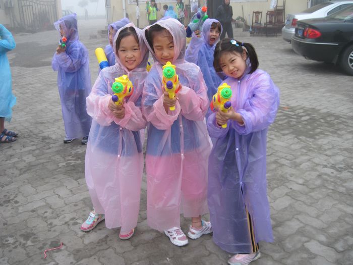 巨人夏令营精彩的水枪大战照片6.30