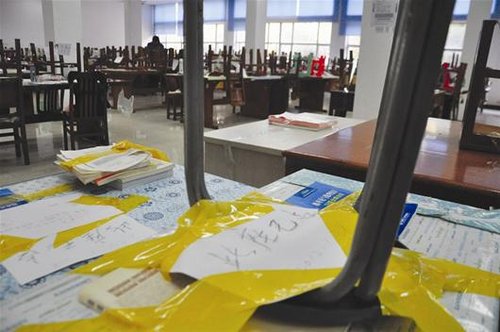 考研学生如此占座 胶带封住自习室桌椅(图)
