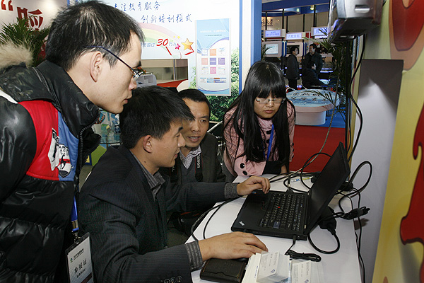 软件研发人员(左二)进行软件产品现场展示