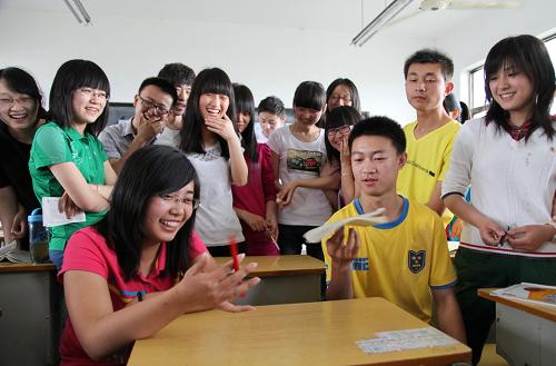 高考考生在班里组织趣味运动减压迎考