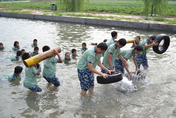 中国青少年军事夏令营特种兵训练精彩瞬间