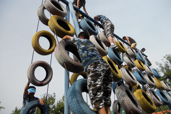 中国青少年军事营的营员们开展军事拓展活动-