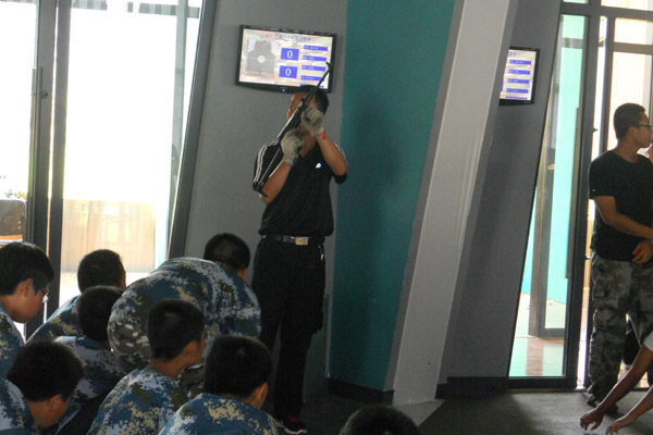 军事夏令营教官讲解射击原理-军事夏令营游学