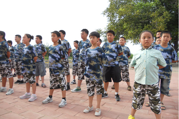 中国青少年军事营20天强化营的跨立训练