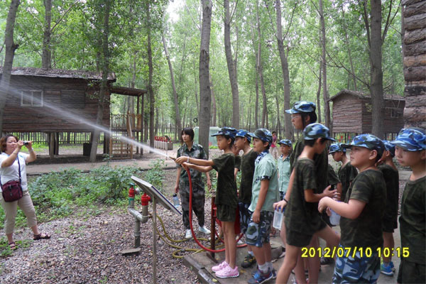 中国青少年军事夏令营营员水枪使用练习(图)-军