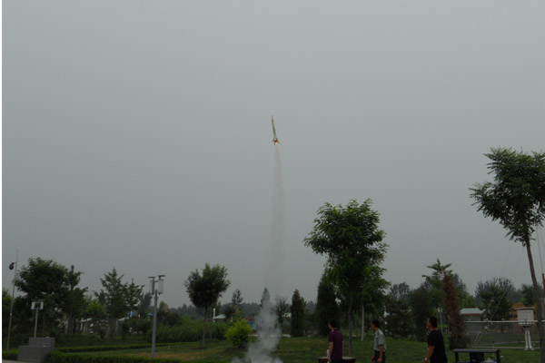 中国青少年军事营28天特训营:参观火箭发射表