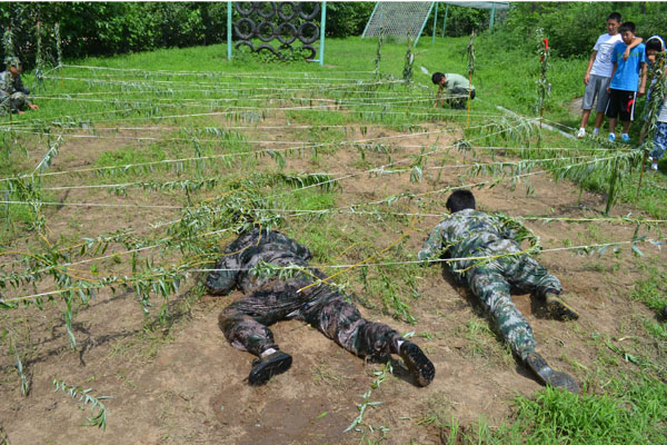 北京军事夏令营安排了特种兵表演(图)-军事夏令