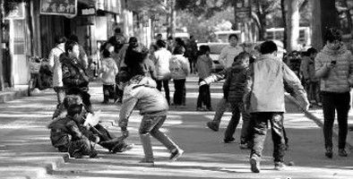 小学生提前到校不让进 老师担心形成“监管真空”