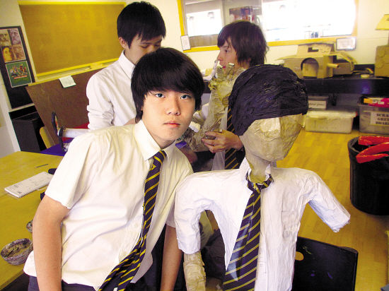 Ӣ����ѧУ��ѧ��������&ldquo;ֽ��&rdquo;�� �ܷ��߹�ͼ