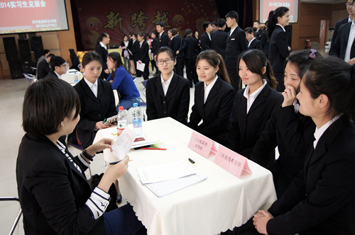 希尔顿酒店总监为郑州旅游职业学院实习生宣讲