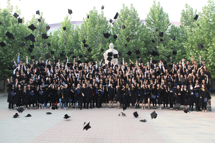 ��������ѧУ ֱͨ������У 2013��217����ҵ����Ӱ