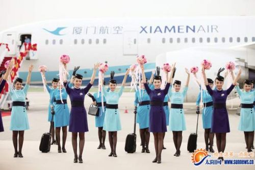 厦门航空空姐穿新制服迎福建首架波音787客机