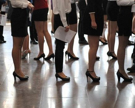 济南空乘专业招生考试 美女如云秀美腿