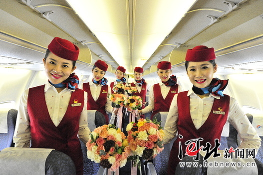 河北航空空乘新裝發布 空姐新裝印有月季圖案