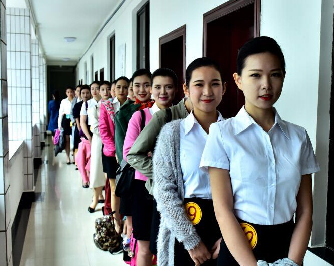 桂林航空招空乘 美女帅哥冒雨面试