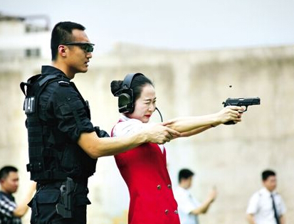 深航空乘跟特警學反恐技能