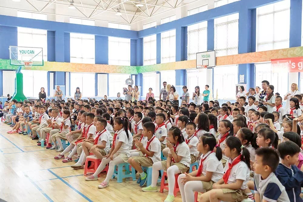 力迈国际学校组织学生观看残疾人艺术团表演-