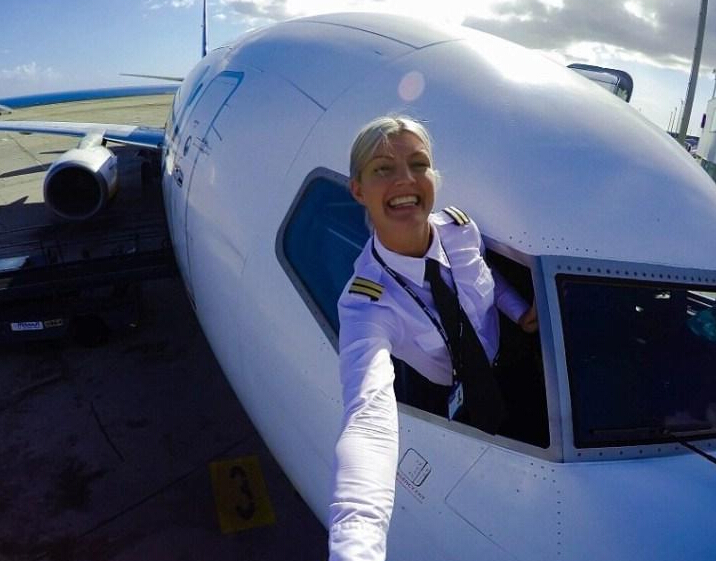 瑞典美女飞行员网上分享飞行工作照 粉丝超10万