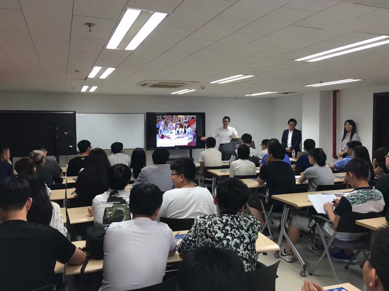 东京中央日本语学院莅临北大日语培训班