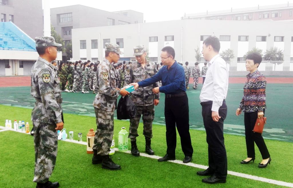 河南护理职业学院副院长钟会亮看望军训教官