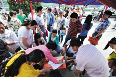 海淀区四季青镇参加幼升小材料审核现场