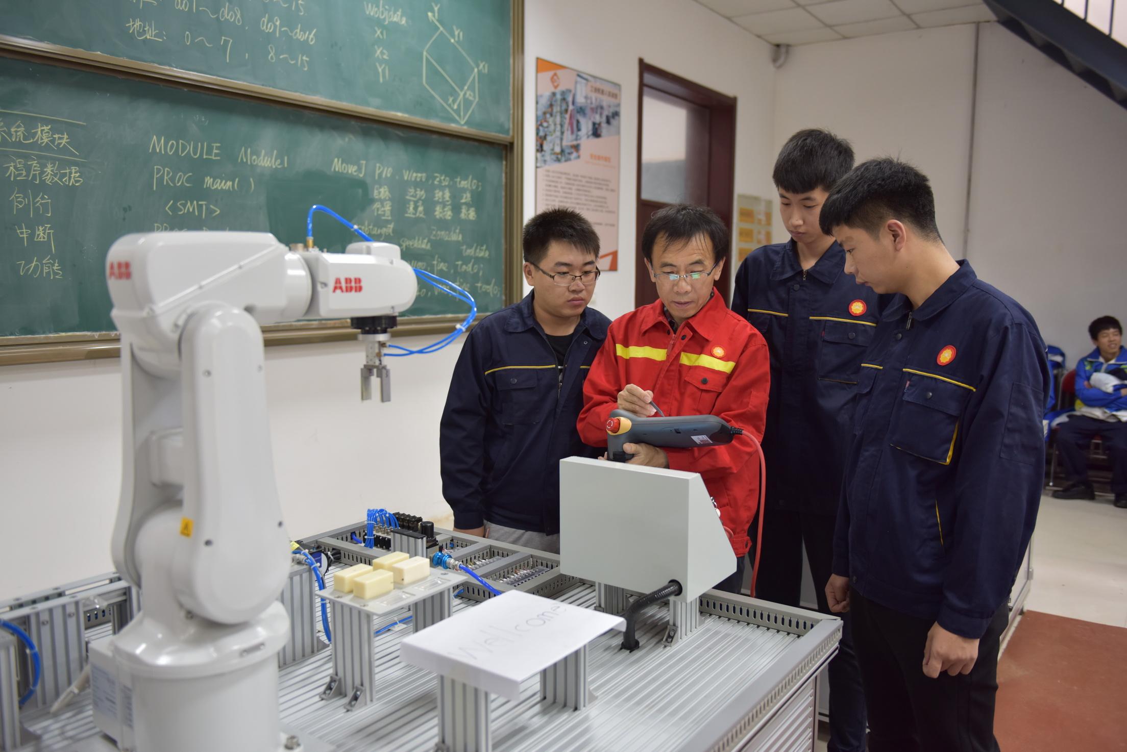 现在工业机器人培训的主要是什么品牌的机器人