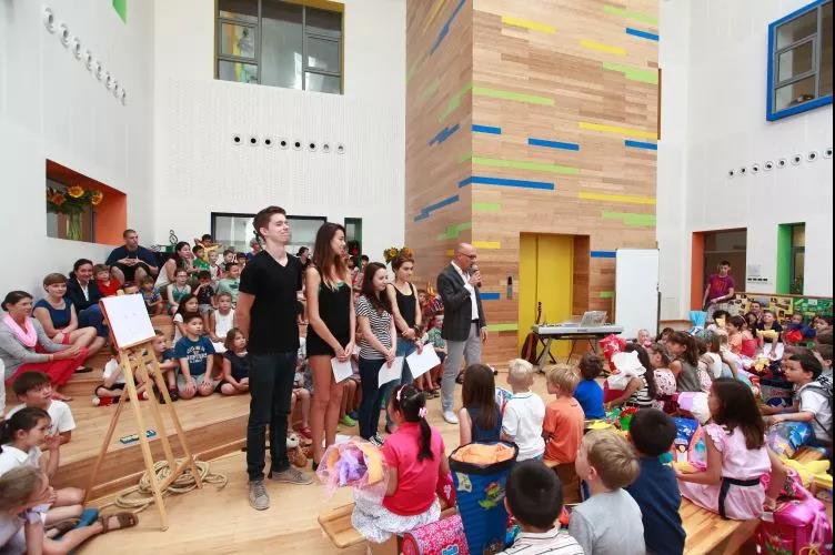 为什么富豪们都把孩子们送去了国际学校呢?