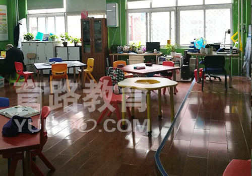 ����ѧУѧǰ�����ΰڷ�