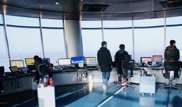 塔臺管制員協同作戰保障飛機安全