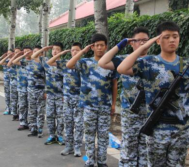 我儿子15岁调皮爱玩手机报军事营求推荐?