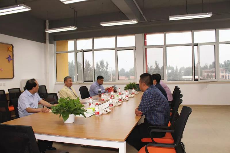 立鸿鹄志 关天下事：县领导莅临北大附益田同文参观指导