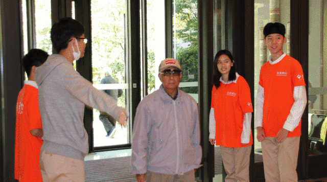 九九重阳欢乐多,达罗捷派学生们服务老人献爱心