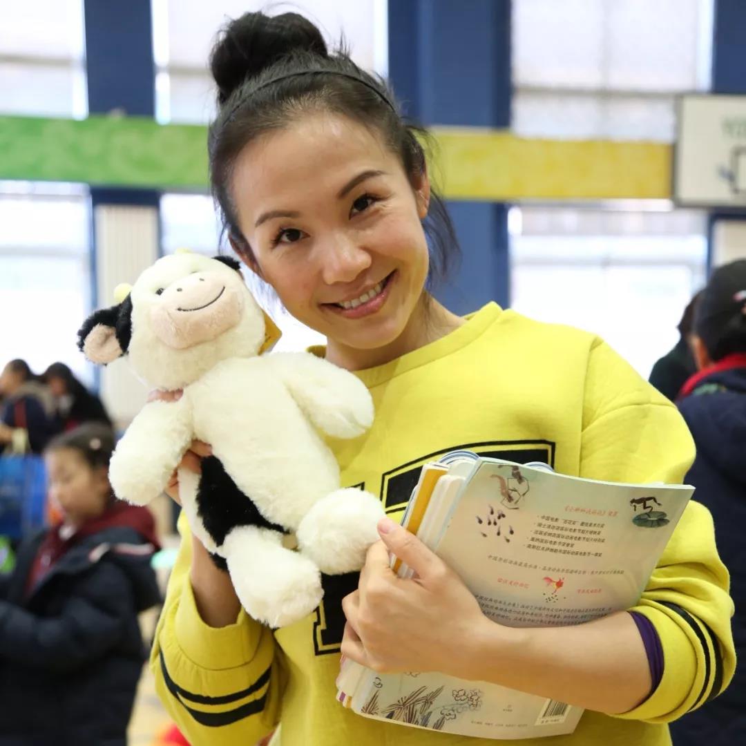 力迈中美学校跳蚤小书市,爱心大义卖