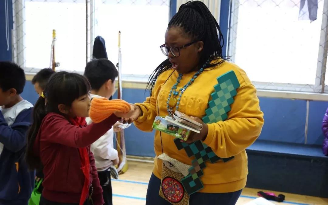 力迈中美学校跳蚤小书市,爱心大义卖