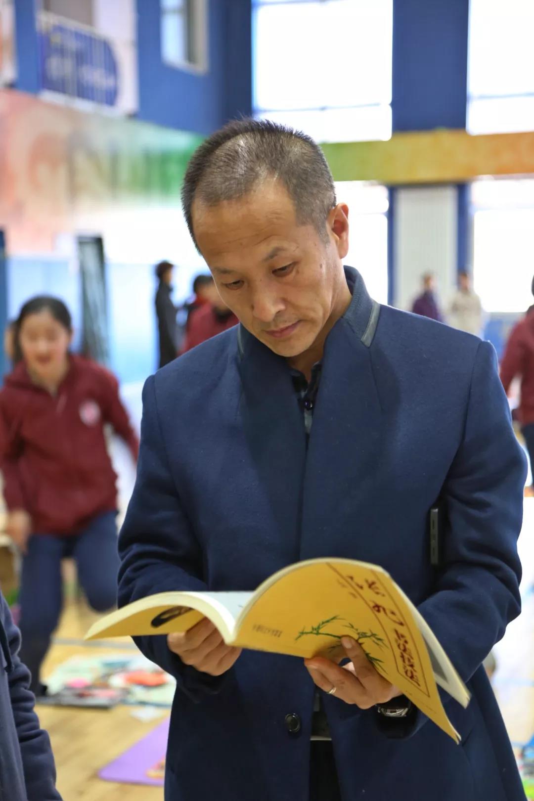 力迈中美学校跳蚤小书市,爱心大义卖