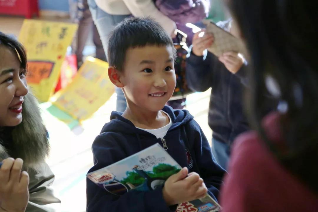 力迈中美学校跳蚤小书市,爱心大义卖