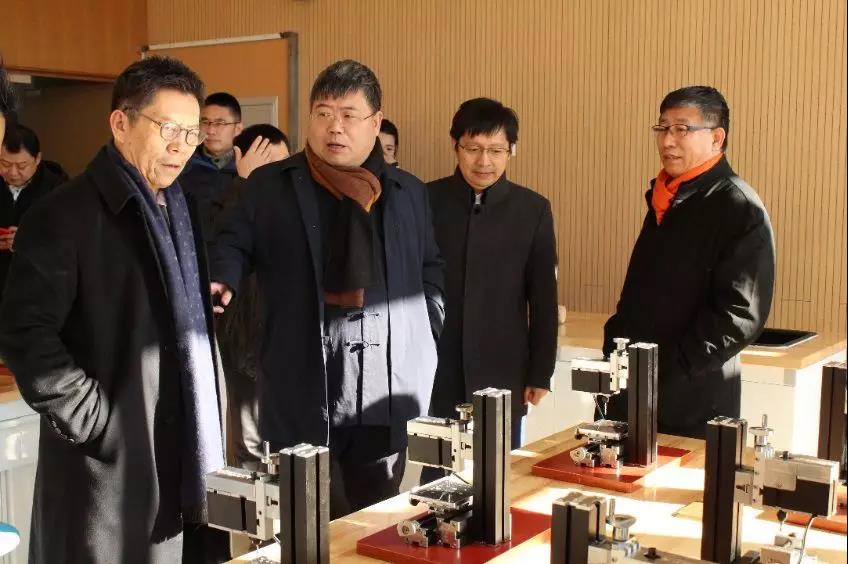 �������� н���ഫ�������������Я���ӵ�����ͬ��ѧУ֮��