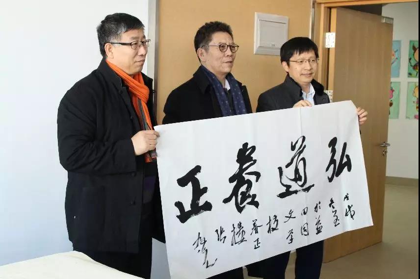 �������� н���ഫ�������������Я���ӵ�����ͬ��ѧУ֮��