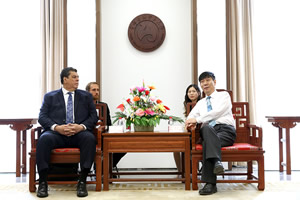 首经贸校长会见瓜亚基尔圣地亚哥天主教大学校长