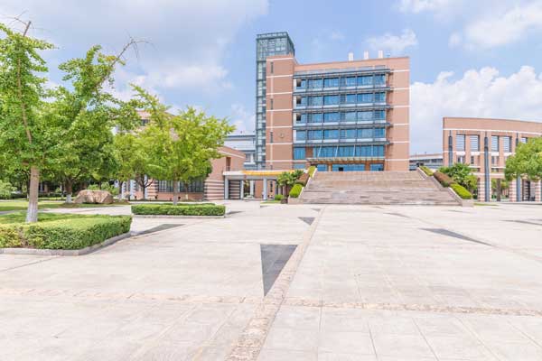 中原工学院学费多少