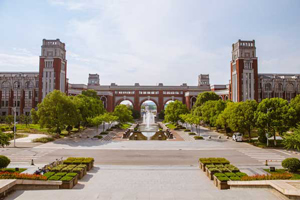 大连工业大学艺术与信息工程学院学费多少