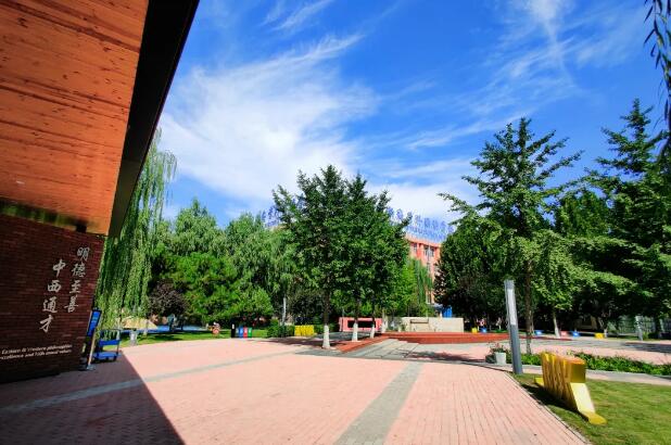 新府学外国语学校