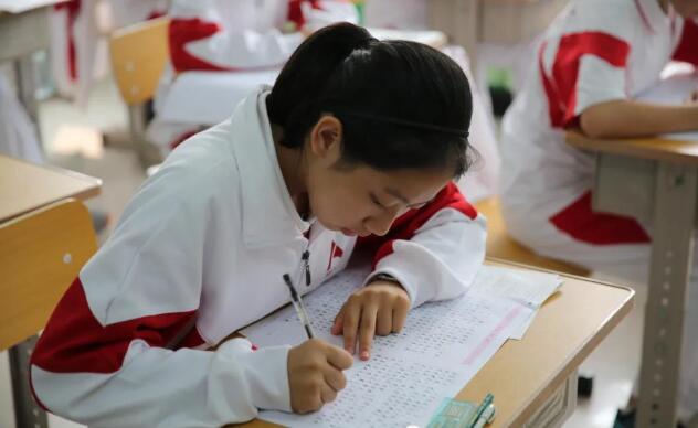 �˴��б���С����ʵ��ѧУ